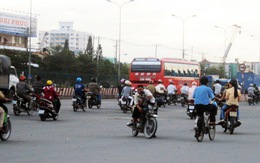 "Ông  đứng (giữa đường) làm chi đấy hỡi ông?"