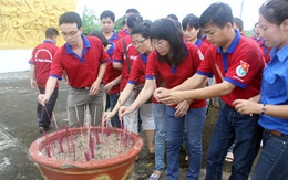 Chiến sĩ Kỳ nghỉ hồng viếng đài tưởng niệm Việt - Lào
