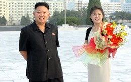 Vợ chồng Kim Jong Un viếng tượng cha và ông