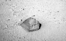 "Tò mò" nghiên cứu mẫu đá đầu tiên trên sao Hỏa