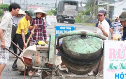 Người dân tự vá hơn 4km quốc lộ