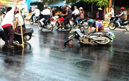 Dầu đổ ra đường, hàng trăm xe máy trượt ngã