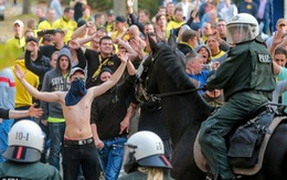 200 CĐV bị bắt trong trận derby vùng Ruhr