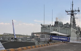 Trẻ khuyết tật thăm tàu hải quân Úc