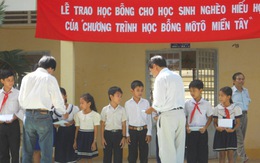 Hai nhà văn kết thúc chuyến trao học bổng miền Tây