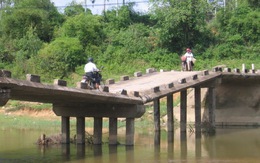 Cầu gãy, nguy hiểm cho học sinh