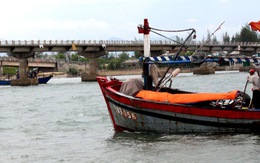 Tàu cá khó chui qua cầu Thuận An