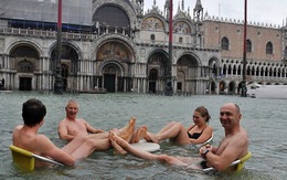 Khách du lịch bơi trên phố Venice