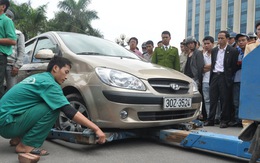 Ôtô gây tai nạn, hất người lên nắp capo