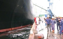 Dầu tràn ra cảng Dung Quất