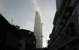 Sương phủ mờ nóc tòa nhà cao nhất Sài Gòn