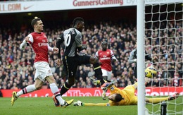 Adebayor nhận thẻ đỏ, Tottenham thua ngược Arsenal