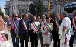 Ý: 1.000 thị trưởng xuống đường, dọa từ chức