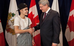 Bieber bị chỉ trích vì mặc quần yếm gặp thủ tướng