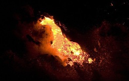 Dung nham núi lửa chảy ngoạn mục vào đại dương