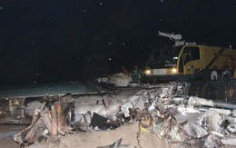 Máy bay đâm xuống nhà dân, 30 người chết