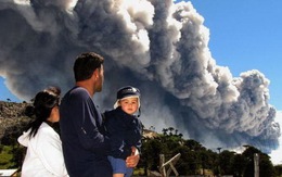 Núi lửa Copahue phun cột khói 1500m