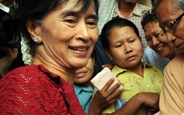 Áo len của bà Suu Kyi bán gần 50.000 USD