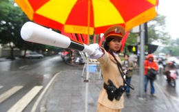Nữ cảnh sát giao thông Hà Nội xuống đường