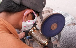 Thợ sửa xe rủng rỉnh nhờ chuyển nghề đánh bóng lư đồng