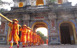 Dựng nêu trong hoàng cung Huế