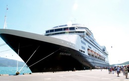 Tàu biển Volendam đưa 1.400 khách xông đất Nha Trang