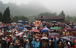 Hàng chục ngàn người trẩy hội chùa Hương