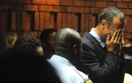 Pistorius khóc nức nở tại tòa