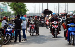 Rừng xe máy miền Tây ùn ùn trở lên Sài Gòn