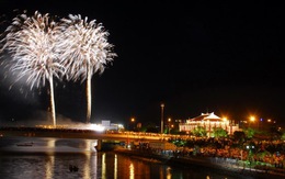 Sài Gòn rực rỡ đêm pháo hoa