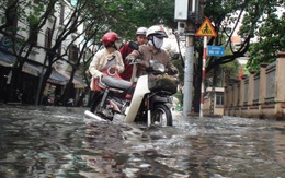 TP.HCM: lại ngập nặng nhiều tuyến đường sau mưa