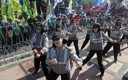Nữ cảnh sát nhảy Gangnam style để… giải tán biểu tình