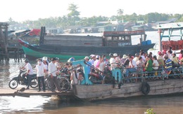 Chen chúc nhau qua phà