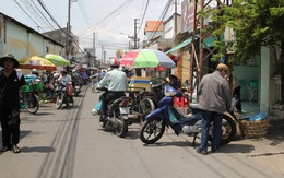 Buôn bán tràn lan trên đường