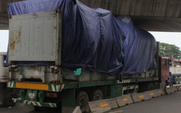 Chở hàng quá cỡ, xe container "dính" dưới gầm cầu