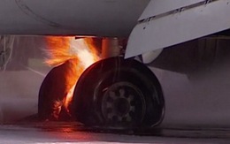 Máy bay Nga chở 136 người cháy dữ dội sau khi hạ cánh