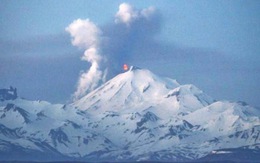 Hai núi lửa phun ở Alaska