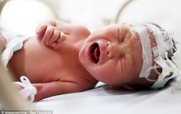 Vụ em bé bị kẹt trong ống nước thải: người mẹ đẻ rớt?