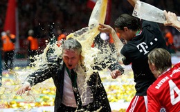 Bayern Munich tắm bia sau cú ăn ba lịch sử