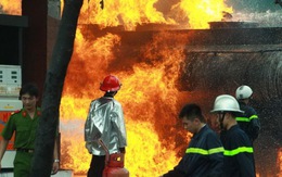 Hiện trường vụ cháy xe bồn chở xăng tại Hà Nội