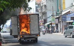 Xe tải đang chạy bốc cháy ngùn ngụt