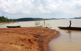 Trục vớt 36 phách gỗ lậu dưới lòng hồ thủy điện Sê San