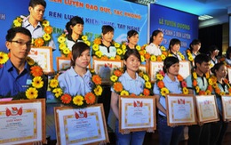 Trao giải thưởng Trần Văn Ơn và danh hiệu "Học sinh 3 rèn luyện"