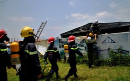 Cháy nhà xưởng, 9 lính cứu hỏa bị ngộ độc khí phải cấp cứu
