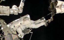 NASA hủy chuyến đi bộ ngoài không gian do mũ bị hở