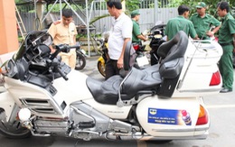Bắt 8 xe môtô dẫn "đoàn từ thiện" chạy vào đường cấm