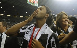 Ronaldinho giơ cao cúp Libertadores