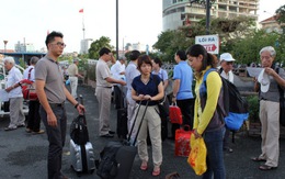 Tàu cánh ngầm chết máy, hơn 100 hành khách bị "giam"