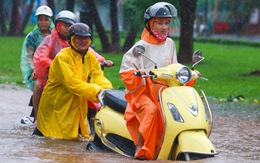 Công nhân thoát nước đội mưa giúp người đi đường