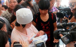 Bắt 1 bác sĩ Trung Quốc chuyên bán trẻ sơ sinh